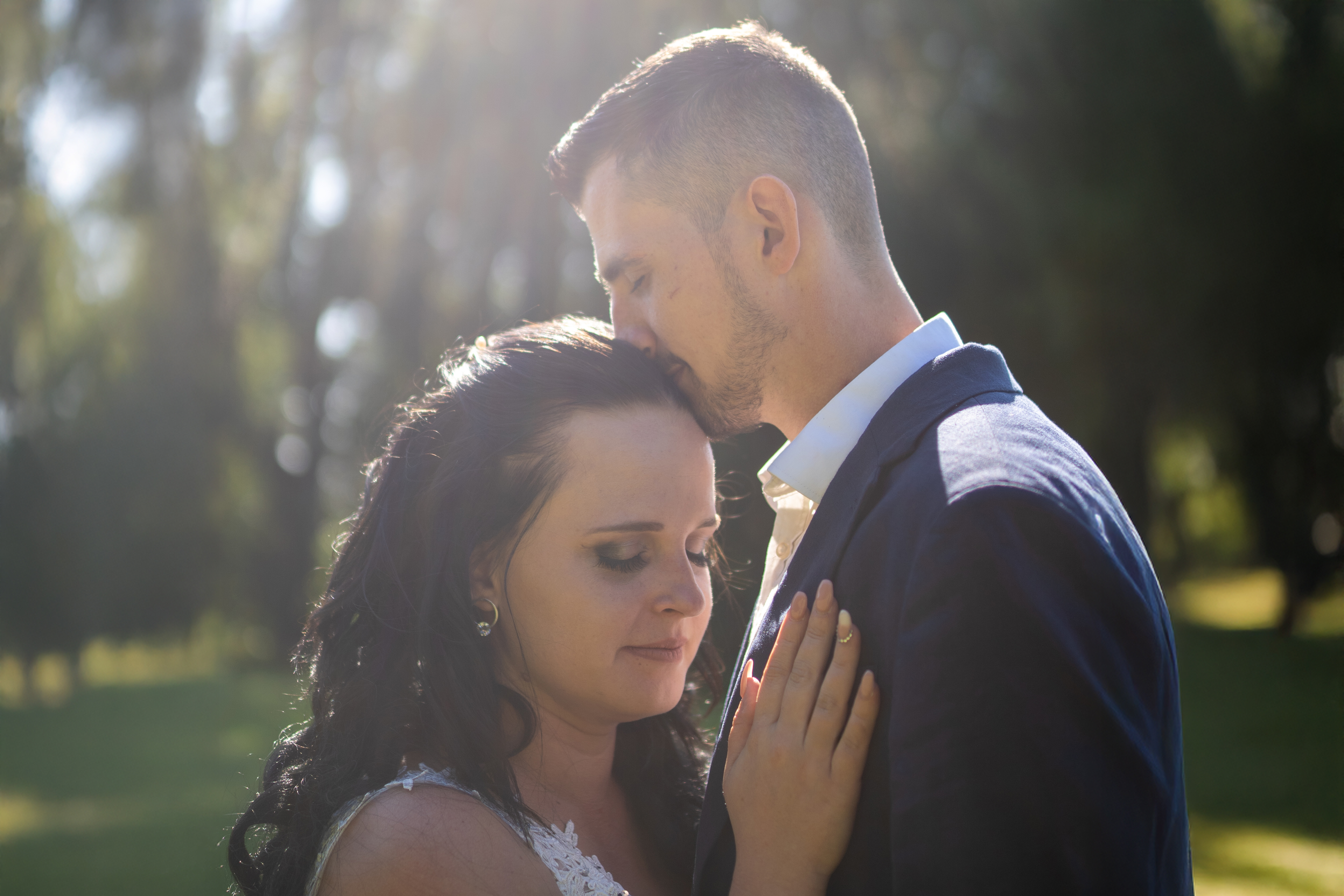 Bräutigam küsst Braut liebevoll auf die Stirn beim First Look Shooting – Hochzeitsfotografie von René Laeger in Hameln.