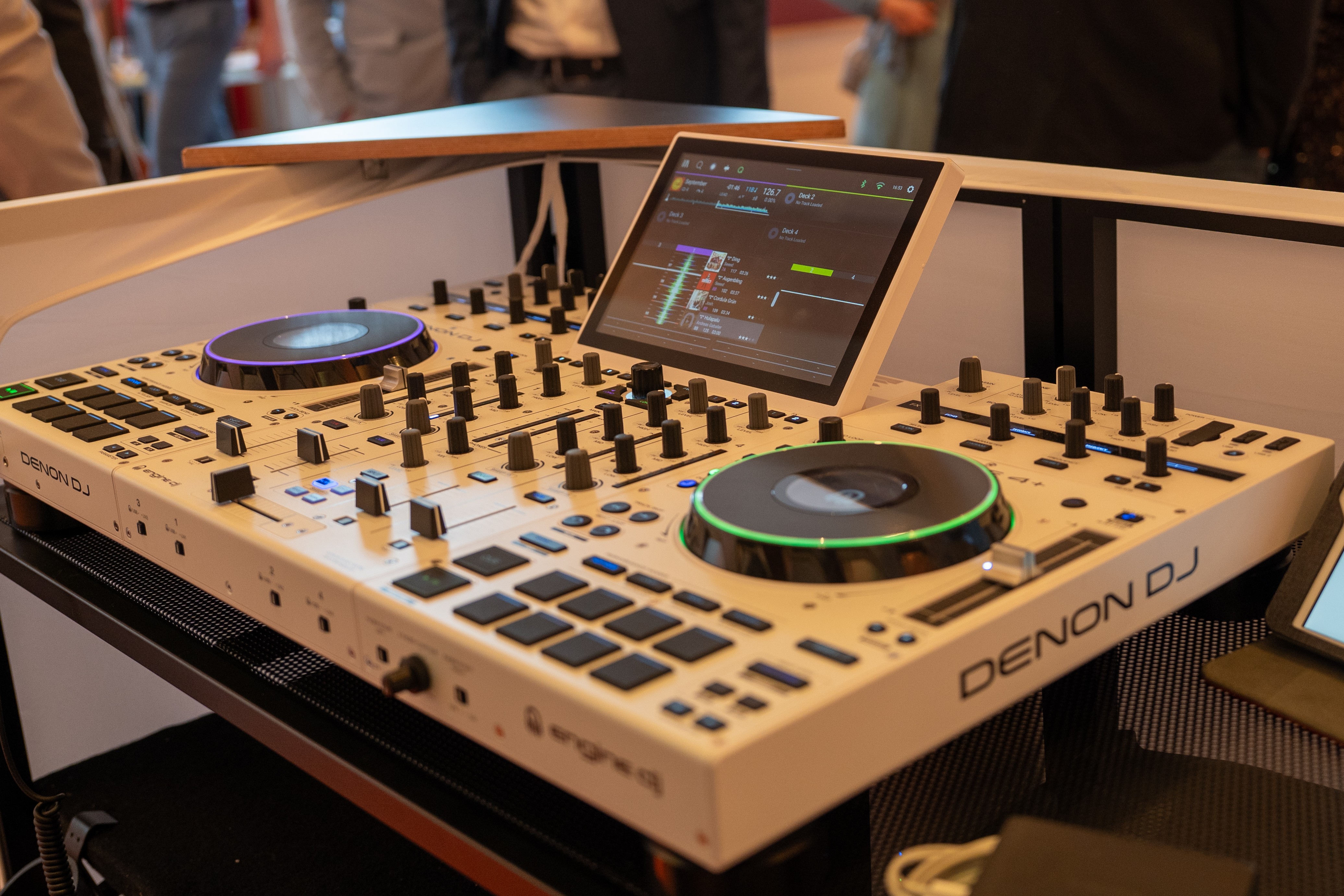 DJ-Pult bei einer Hochzeitsfeier – Denon DJ-Controller in Aktion, fotografiert von René Laeger auf einer Hochzeit.